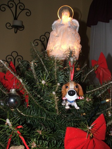 Closeup of the little dog ornament!