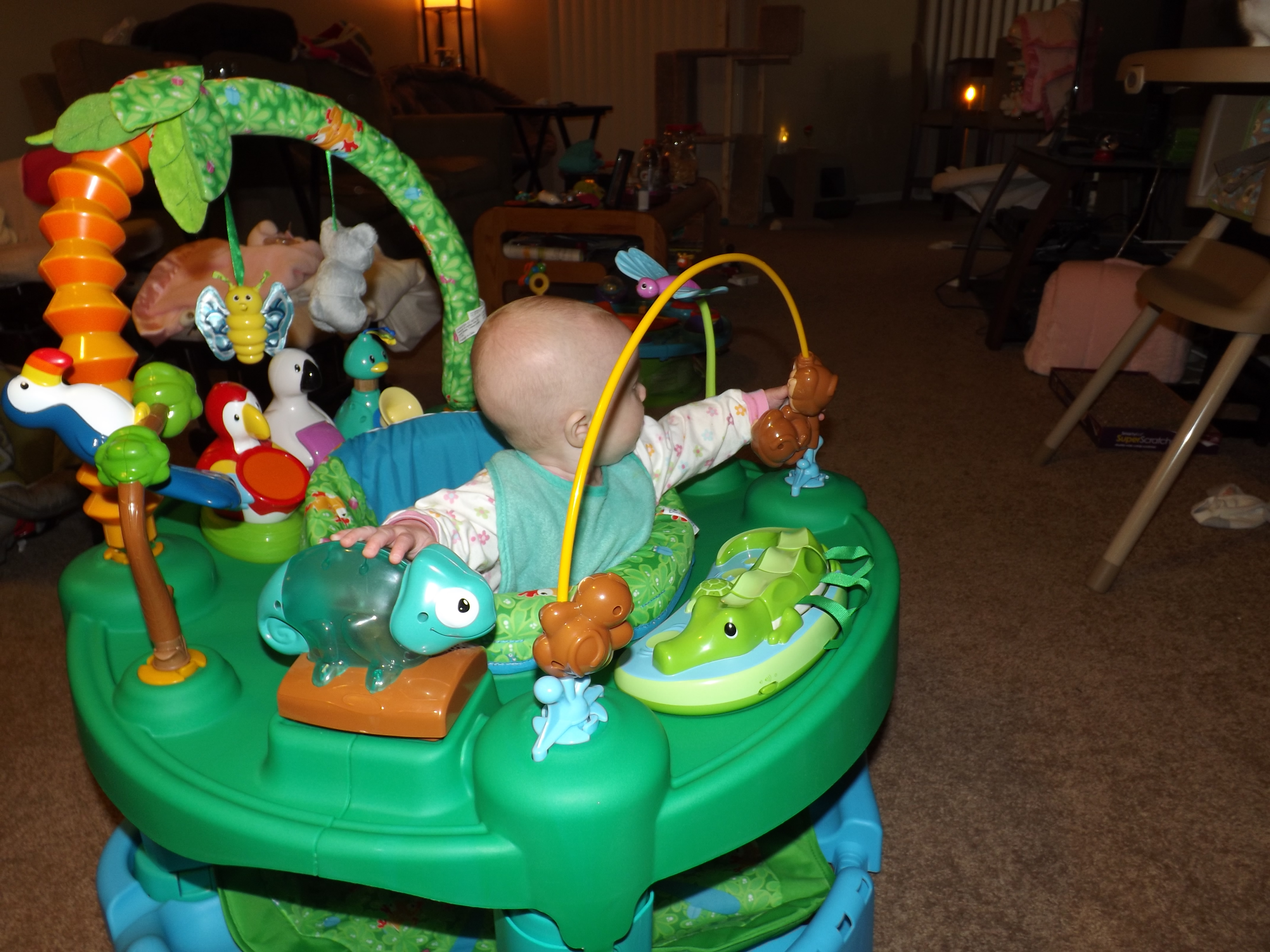 Arianna in exersaucer